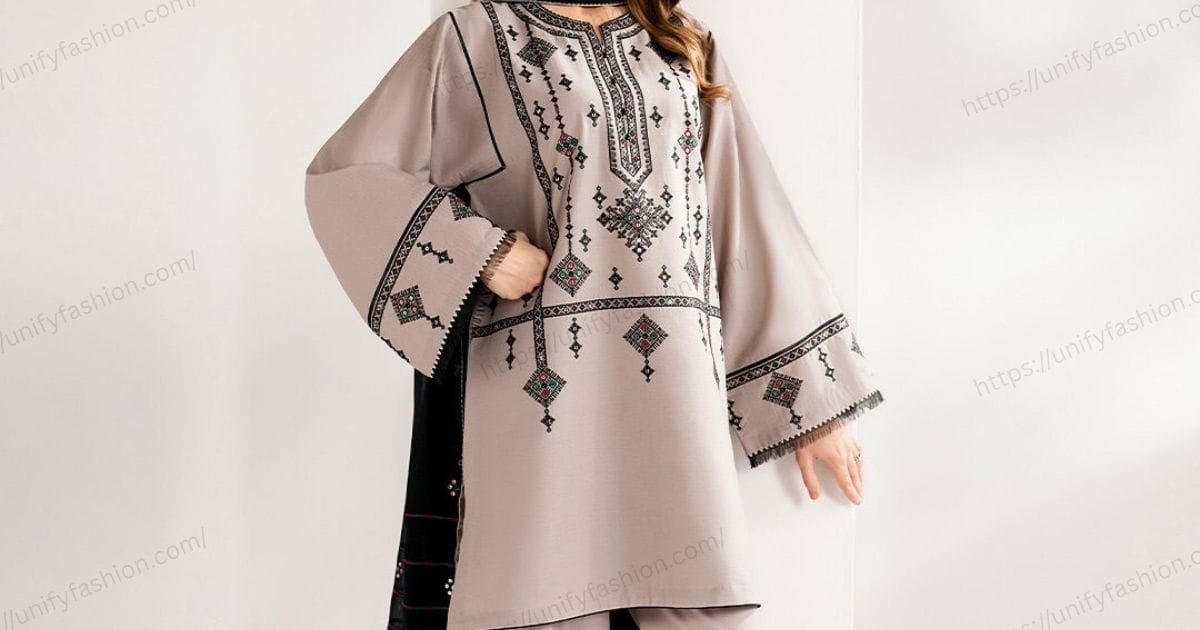 Accessories and Footwear That Match Daily Eastern Outfits